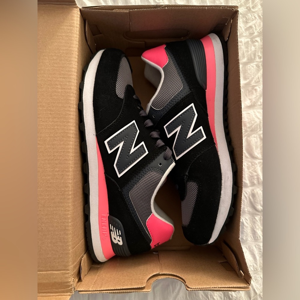 BRAND NEW New Balance 574 WMNS 7.5/KIDS 6